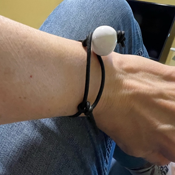 Simple adjustable bracelet-porcelain bead on leather - Picture 4 of 7